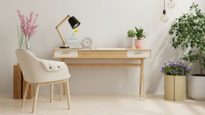 et kontor med et skrivebord og en stol og en masse planter