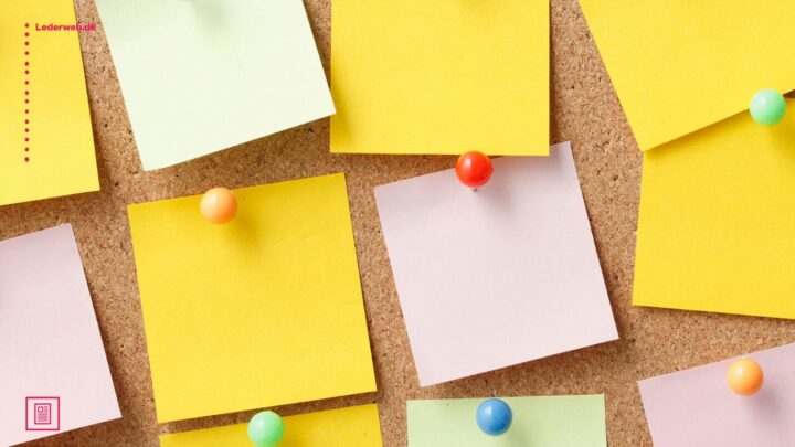 post it's på opslagstavle