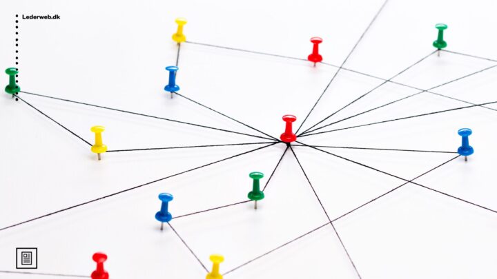 billede af tegnestifter med snore imellem sig.