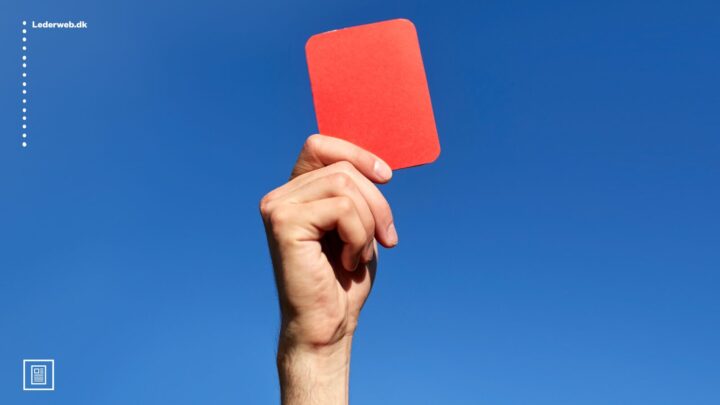 Hånd der rækker et rødt kort op.