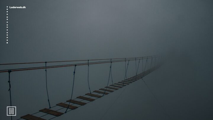 Hængebro i mørkt og tåget vejr.