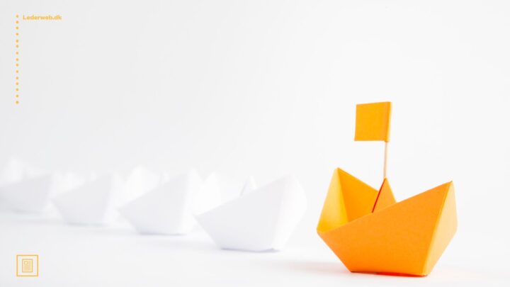 Fem papirbåde på række, hvor den forreste er gul og med et gult flag, mens resten er hvide.