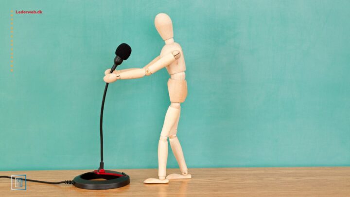 En croquisdukke taler i en mikrofon.