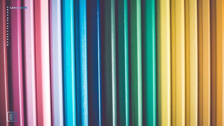 Blyanter på stribe sorteret efter farver.