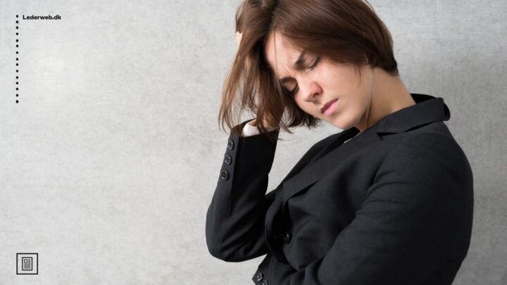 Kvinde, der roder sig i håret, og ser bekymret ud.