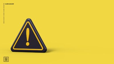 Advarselstrekant med gult udråbstegn på sort baggrund.