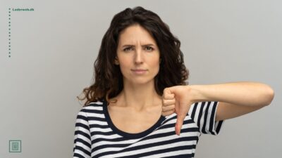 kvinde der vender tommelfingeren nedad