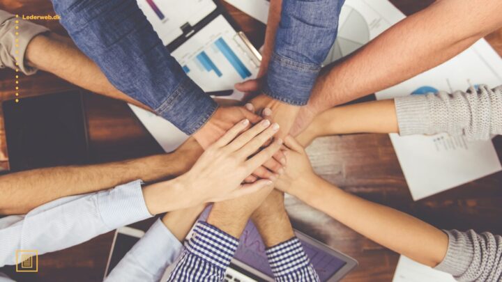 hænder der holdes over hinanden