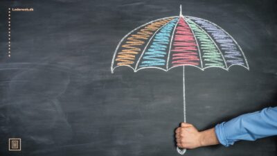 billede af mangefarvet paraply i hånd