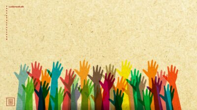 illustration af hænder i forskellige farver, der strækker sig op ad på gul baggrund