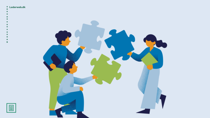 3 personer står med store puslespilsbrikker i hænderne