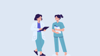 En læge og en sygeplejerske taler sammen.