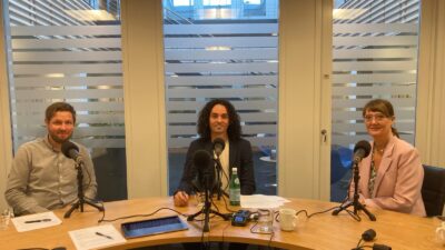 Charlotte Gjørup, Jess Svenninggaard og erhvervspsykolog Mickey Riis sidder i studie klar til at optage podcast om ledertrivsel.