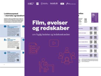 Forsiden af folder, der ligger ovenpå et opslag fra folderen.