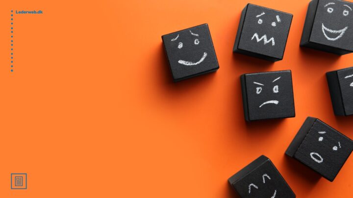 Sorte klodser med forskellige tegnede ansigtsudtryk på orange baggrund.