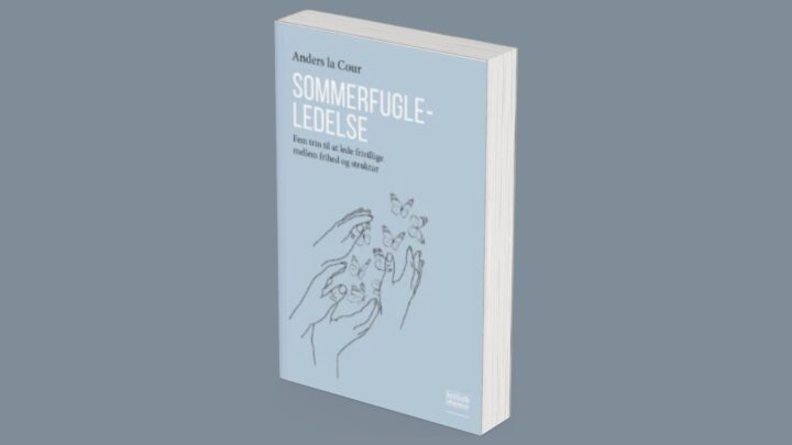 Forside af bogen Sommerfugleledelse med tegnede hænder, der slipper sommerfugle fri.